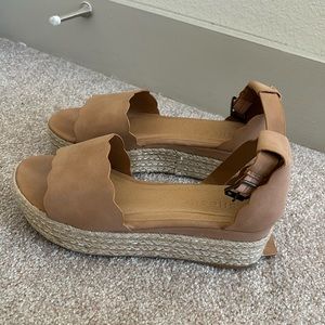 Super comfortable tan color espadrilles!